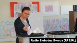 Архивска фотографија- Граѓани гласаат на локалните избори на гласачко место во Скопје. 