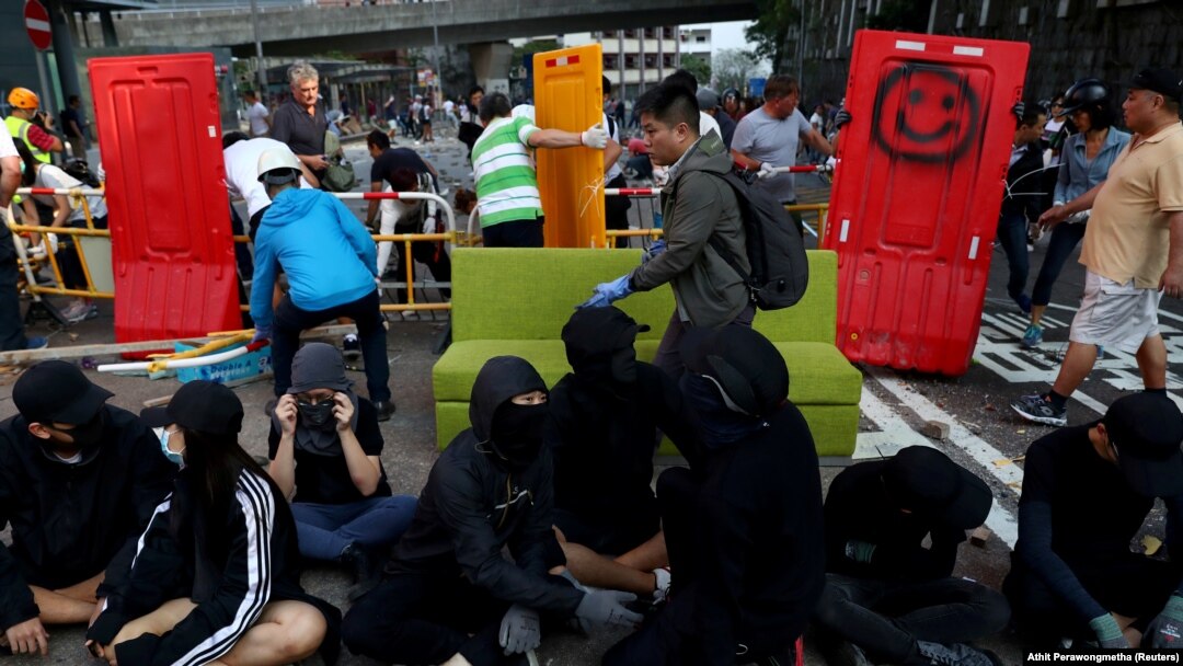 Demonstranti ispred Univerziteta u Hongkongu dok lokalno stanovništvo uklanja barikade (Hongkong 16. novembra)
