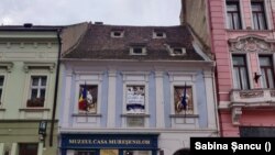 Muzeul Casa Mureșenilor se află în Piața Sfatului din Brașov.
