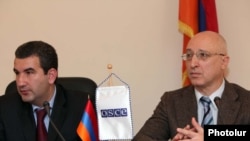 Председатель Государственной комиссии по защите экономической конкуренции Армении Артак Шабоян (слева) и руководитель ереванского офиса ОБСЕ Сергей Капинос на пресс-конференции, 2 июня 2010 г.