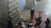 Кадър от охранителната камера на фасадата на Министерския съвет, запечатал как полицай хвърля заключения с белезници Тони Липошлиев върху останалите задържани на 10 юли 2020 г.