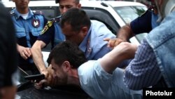 Сотрудники полиции задерживают Айка Кюрегяна, Ереван, 12 июня 2014 г․