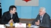 Палітычны двубой з пацісканьнем рук