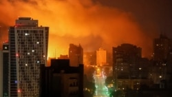 Вибух «шахеда», який влучив у будинок, освітив задимлене від пожеж небо над Києвом під час російської дроново-ракетної атаки, 10 липня 2025 року
