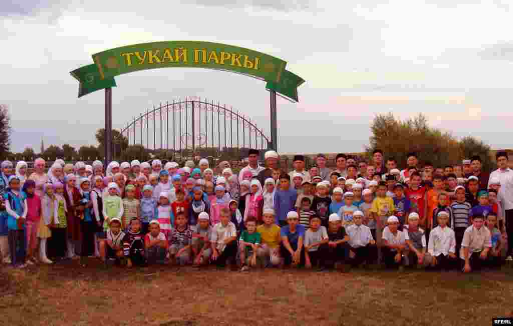 Тукай авылындагы парк капкасы. - Әлеге паркта, авылның Иҗтимагый киңәшмәсе тарафыннан ун мең агач үсентсе утыртылды.