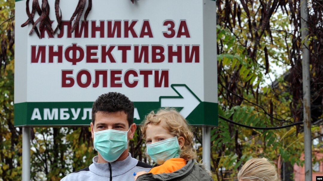 Луѓе со маски пред Клиниката за инфективни болести 