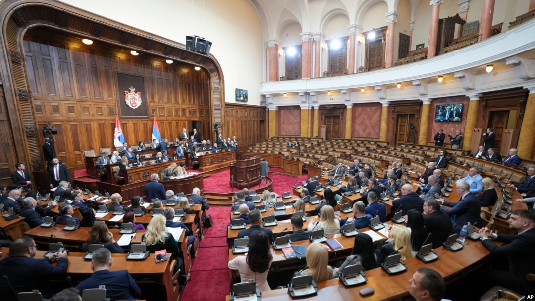 Parlamentul sârb a votat demiterea guvernului.