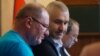 Ильми Умеров с адвокатами на заседании суда.