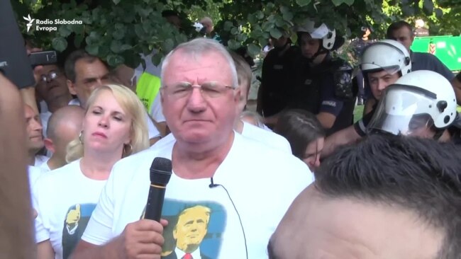 Српските радикали, на чело со Шешељ, со подршка за Трамп