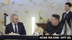 ფოტო არქივიდან. რუსეთის უშიშროების საბჭოს მდივანი სერგეი შოიგუ (მარცხნივ) კიმ ჩენ ინთან შესახვედრად ჩრდილოეთ კორეაში იმყოფებოდა 2024 წლის სექტემბერშიც.