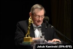 Історик Норман Дейвіс виступає після вручення йому нагороди у Варшаві в січні 2018 року. Його шанують поляки за численні книги про Польщу