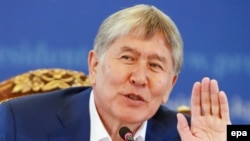 Алмазбек Атамбаев Ысык-Көлдөгү басма сөз жыйынында. 24-июль, 2017-жыл.