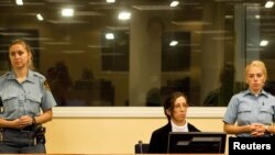 Jelena Rašić (sjedi) tjekom svog prvog pojavljivanja u Hagu, 22. septembar 2010.
