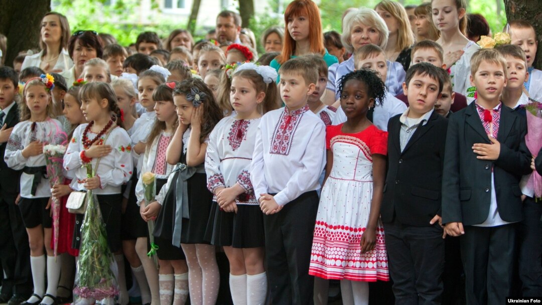 Останній дзвоник в одній із шкіл Києва, 27 травня 2016 року