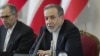 عباس عراقچی، وزیر خارجه ایران، در کنار معاون خود، مجید تخت روانچی، در نشست با سفرای خارجی مقیم تهران