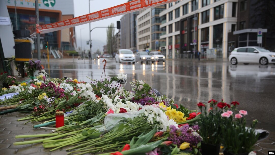 Хората носят цветя на мястото на катастрофата, отнела живота на Милен Цветков.
