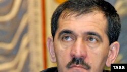 Темы, которые ингушские общественники могли бы обсудить на встрече, тезисно озвучил в своем выступлении главы республики Юнус-Бек Евкуров