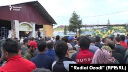 В ожидании амнистированных родственников. Архивное фото