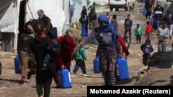 Peste cinci milioane de refugiați au părăsit Siria în ultimii 11 ani. O mare parte din aceștia au rămas în țările din împrejurime, în Liban, Turcia și Iordan, dar și acolo trăiesc în sărăcie sau în tabere de refugiați.