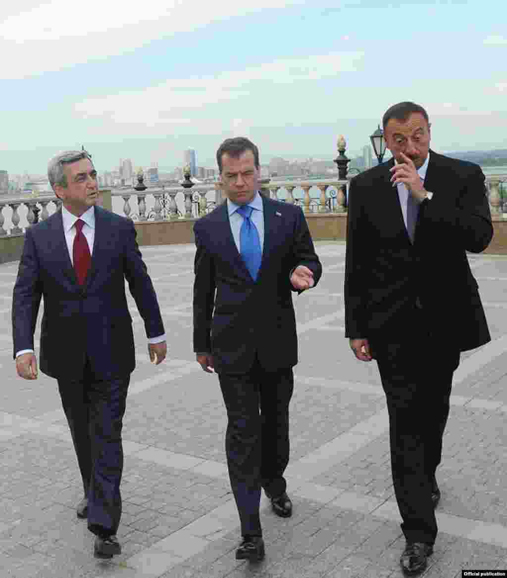 Россия -- Трехсторонняя встреча президентов России, Армении и Азербайджана в Казани, 24 июня 2011 - Russia -- Trilateral meeting of Russian, Armenian and Azerbaijani presidents in Kazan, 24Jun2011