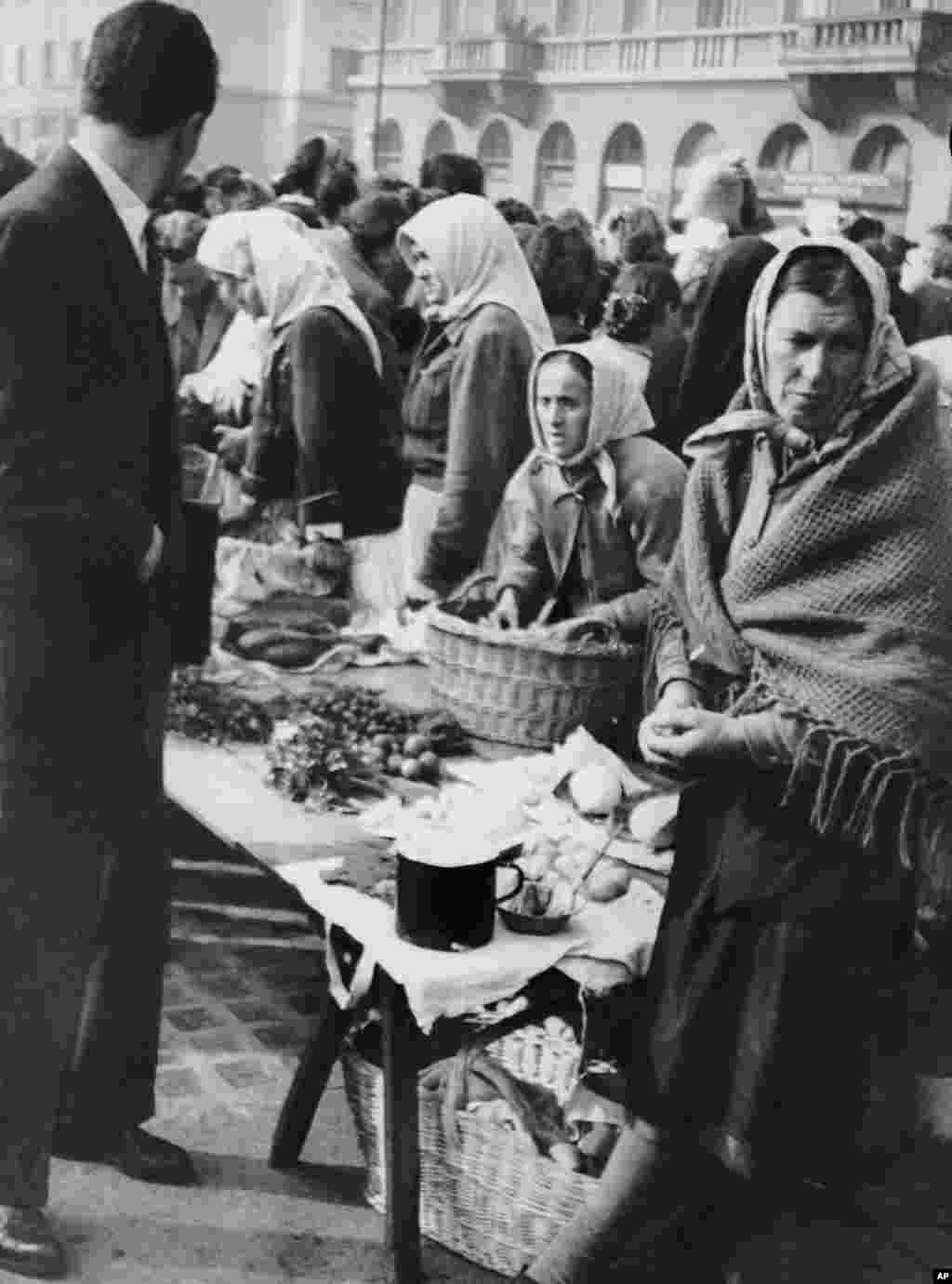 Белградски пазар во 1950 година, кога тензиите со Советскиот сојуз доведоа до трговска блокада, недостиг на храна и страв од воена инвазија. Тито во тоа време вршеше безмилосни репресии врз оние што се сметаа дека имале симпатии спрема Советскиот сојуз. Стотици беа убиени во политичката акција, а илјадници други беа испратени во логори за принудна работа. 