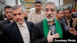 احمد یزدانفر در کنار میرحسین موسوی