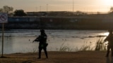 ABŞ-Meksika serhedinde ýerleşýän Rio-Grande derýasynyň boýundaky harbylar. 20-nji ýanwar, 2025 ý.