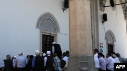 Vernici ispred džamije u Prištini, juli 2012.