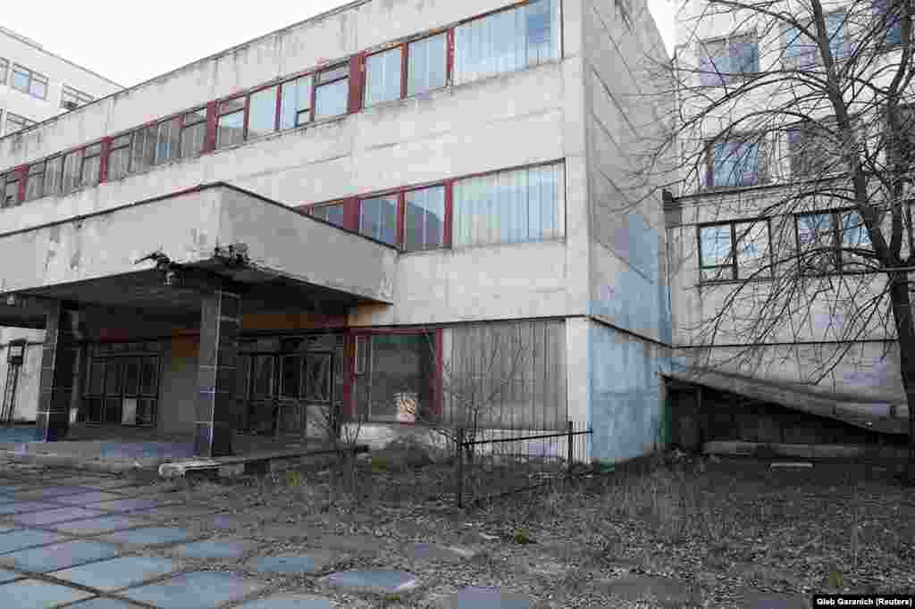 Покинутий військовий завод «Буревісник» у Києві. Колись тут виробляли апарати ШВЛ для військових, які отримали поранення під час радянсько-афганської війни. Завод належить державному оборонному концерну «Укроборонпром»