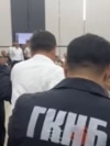 УКМК кызматкерлери мамлекеттик кызматкерлерди жыйындар залынан кармап, суракка алып кетишүүдө. Ош шаары, 9-июль, 2025-жыл.