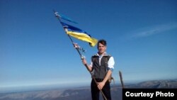 Сергій Вікарчук на вершині кримської гори. Архівне фото