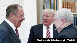 Президент США Дональд Трамп (посередині) під час зустрічі із керівником МЗС Росії Сергієм Лавровим (ліворуч) та послом Росії у США Сергієм Кисляком. Вашингтон, 10 травня 2017 року