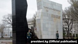 Бишкекте борбордук аянтта Апрель окуяларына байланыштуу орнотулган эстелик. 