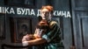 Молодший брат Толік (актор Дмитро Олійник) не виїхав із рідного містечка, коли розпочалася війна на сході України.&nbsp;Залишився поруч із мамою захищати свою землю. Після її смерті не може визначитися, що робити. Навіть не знає, як її поховати&nbsp;