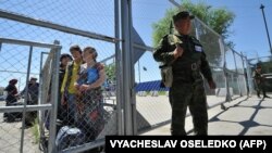 Кыргыз-өзбек чек арасындагы өткөрмө бекеттердин бири. Иллюстрациялык сүрөт.