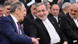 Russiýanyň daşary işler ministri Sergeý Lawrow (çepde) we Eýranyň daşary işler ministri Abbas Arakçi 17-nji ýanwarda Moskwada geçirilen gepleşiklerden soň elleşýärler.