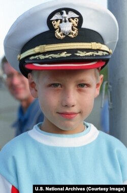 Российский мальчик в фуражке офицера ВМС США во Владивостоке