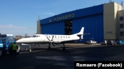 Un avion iese din hangarul Romaero, după lucrări de reparații și mentenanță, în 2018.