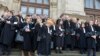 Avocații din oficiu protestează pe treptele Curții de Apel București cerând mărirea onorariilor