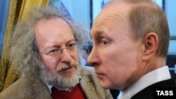 Алексей Венедиктов (с) һәм Владимир Путин (у)