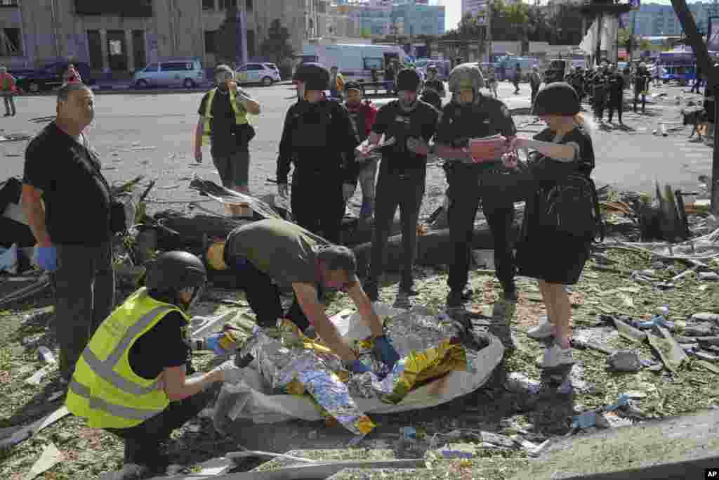 Полицейские осматривают тело жертвы атаки, 22 июня 2024 года. Российские ракеты могут долететь до Харькова за несколько секунд. Сирены воздушной тревоги де-факто не могут предупредить об атаке &nbsp;