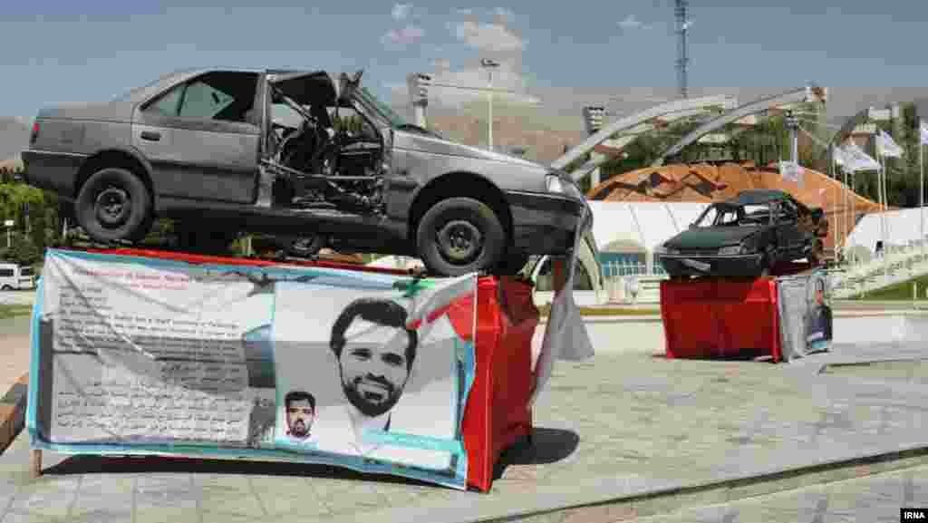 Пежо 405, в якому їхав Рошан, коли його вбили в січні 2012 року, виставлений у Тегерані. За словами свідків трагедії, один із двох мотоциклістів прикріпив магнітну бомбу до дверей автомобіля, а потім зник у потоку автомобілів до того, як пролунав вибух. Від вибух загинув також і водій Рошана. &nbsp;