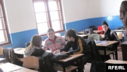 U školskoj zgradi u Lipljanu su dve škole pod jednim krovom, srpska i albanska, fotografija iz marta 2010