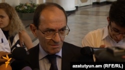 Փոխարտգործնախարար Շավարշ Քոչարյանը զրուցում է լրագրողների հետ, 4-ը օգոստոսի, 2016 թ․ 
