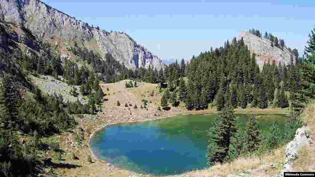 Planinsko jezero Lićenat ili jezero Kuqishtë