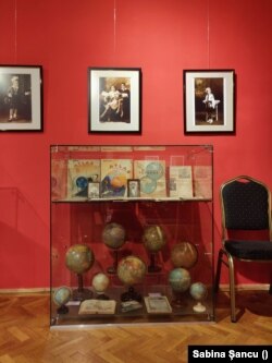 Globuri pământești la expoziția Școala de altădată.