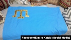 Кримськотатарський прапор: золота тамга на блакитному полотнищі