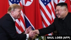 Вітання президента США Дональда Трампа (л) і голови КНДР Кім Чен Ина, Ханой, В'єтнам, 27 лютого 2019 року