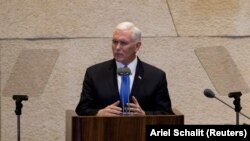 Кошмо Штаттардын вице-президенти Майк Пенс Израил парламентинде сүйлөп жатат.