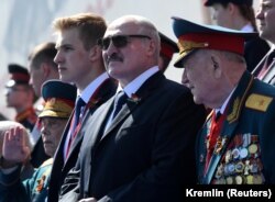 Мікалай і Аляксандар Лукашэнкі на парадзе ў Маскве, 24 чэрвеня 2020